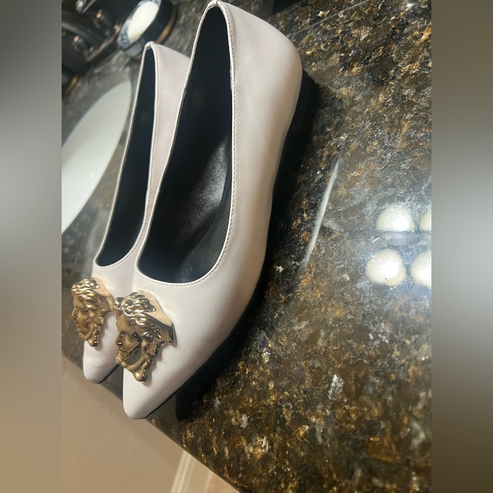 Versace slippers 6.5 . Got them as a gift , time for a change .